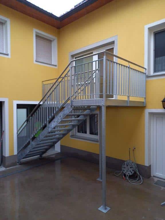 Metallstiege als Aufgang ins Obergeschoss