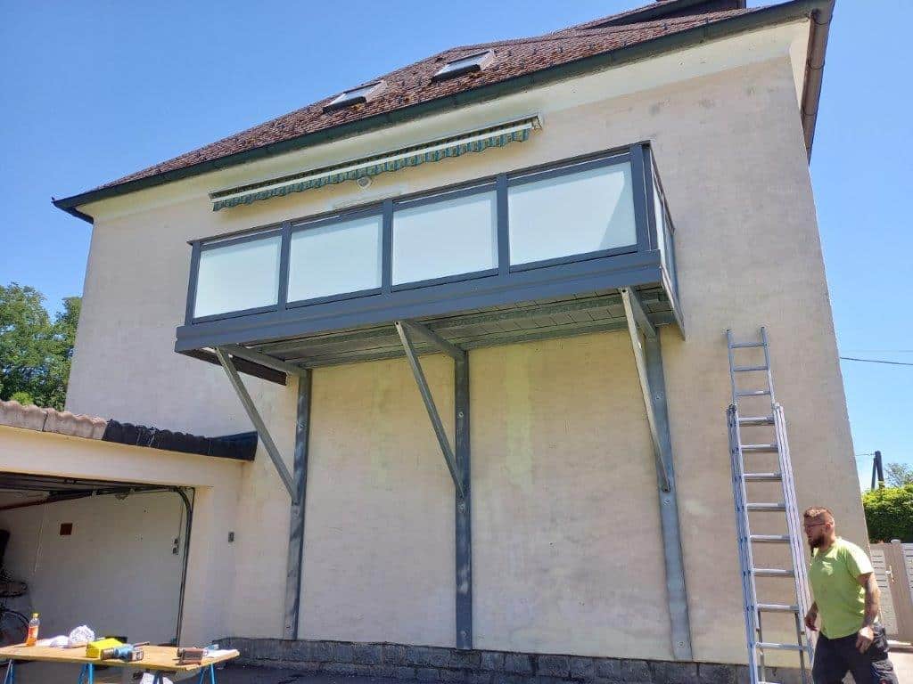 Balkonkonstruktion mit Geländer und Glasverbau