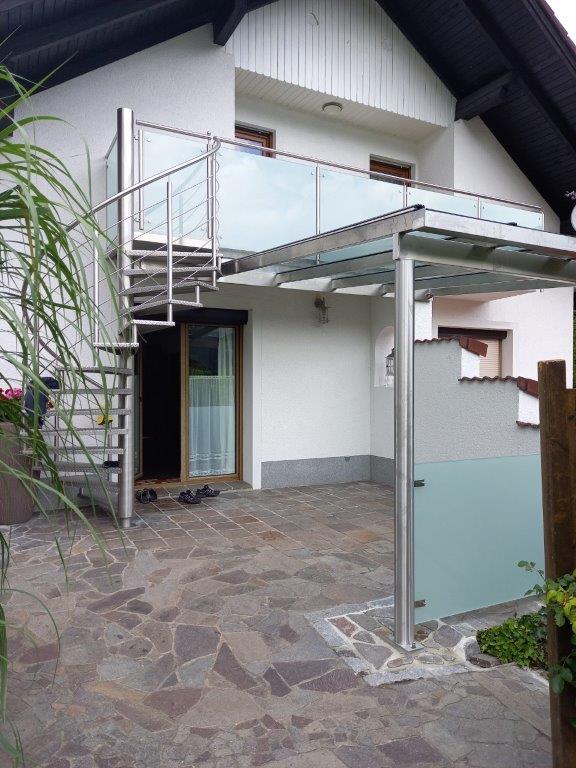 Überdachung mit Wendeltreppe