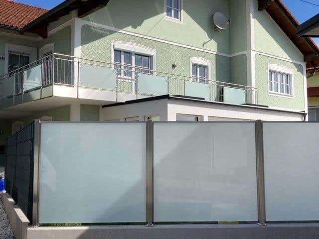 Modernes Edelstahlgeländer mit Glaselementen